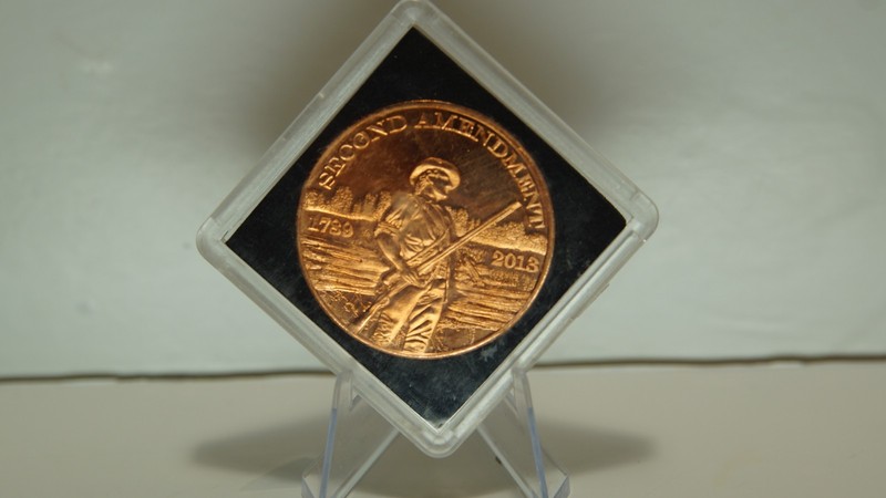 Second Amendment Commemorative Coin Round 1789–2018 in Display Case gallery