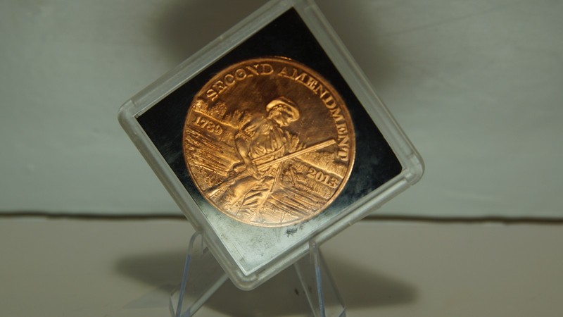 Second Amendment Commemorative Coin Round 1789–2018 in Display Case gallery