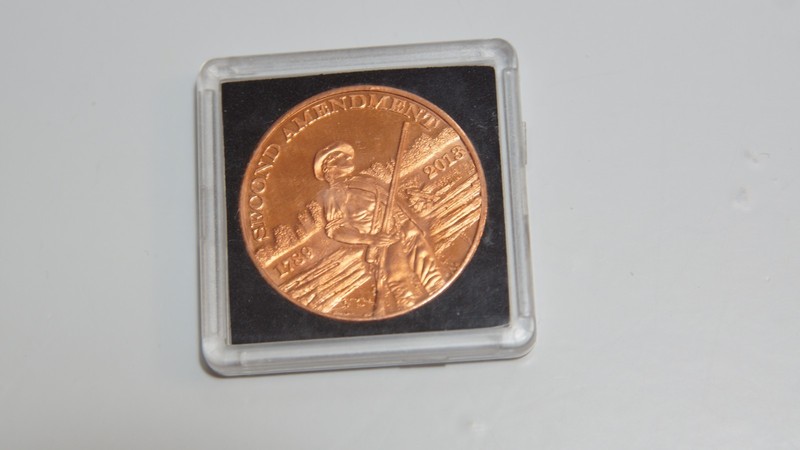 Second Amendment Commemorative Coin Round 1789–2018 in Display Case gallery