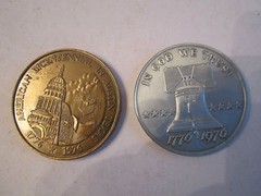 1976 BICENTENNIAL HERITAGE SOUVENIR COIN & 1976 CHALLENGE COIN – TUB OFCC