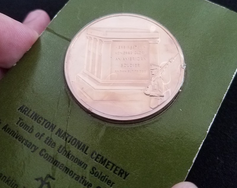 VINTAGE CARDED Tomb of the Unknown Guard The Old Guard BRONZE US Challenge Coin gallery
